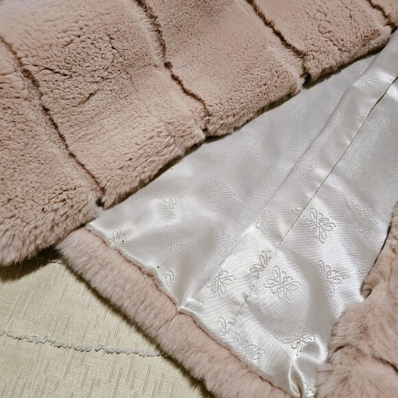 SUMPTUOUS GENUINE FUR JACKET FEATURING 3/4 SLEEVE W/ HIDDEN HOOK & EYE CLOSURES - Picture 8 of 15